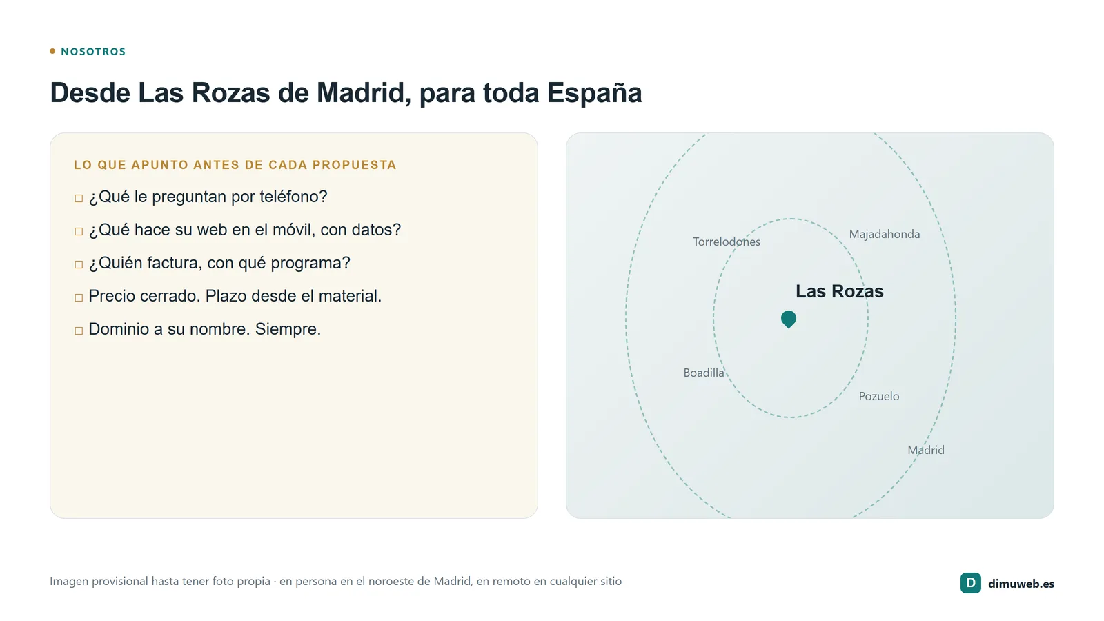 Mesa de trabajo con un portátil mostrando la maqueta del panel de cliente de Dimuweb y un cuaderno con el esquema de una web